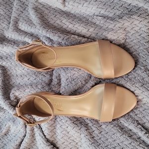 Women's scrappy high heeled sandal.